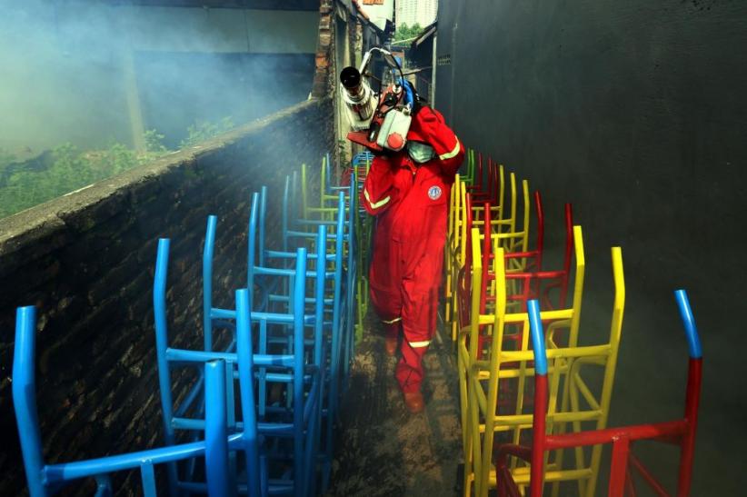 Cegah DBD, Dinkes Kota Surabaya Asapi Rumah Warga - Bagian 7