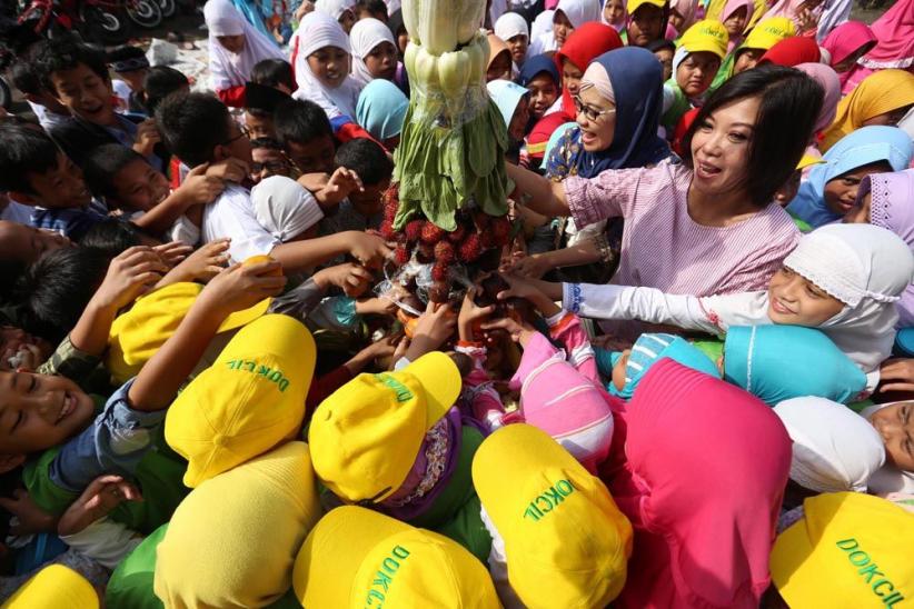 Berebut Buah Memperingati Hari Gizi Nasional - Bagian 1