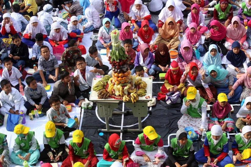 Berebut Buah Memperingati Hari Gizi Nasional - Bagian 2