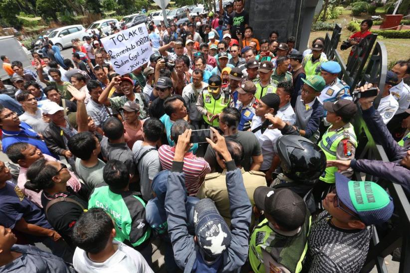 RatusanÂ Sopir TaksiÂ Online Tolak Permenhub 108 - Bagian 6