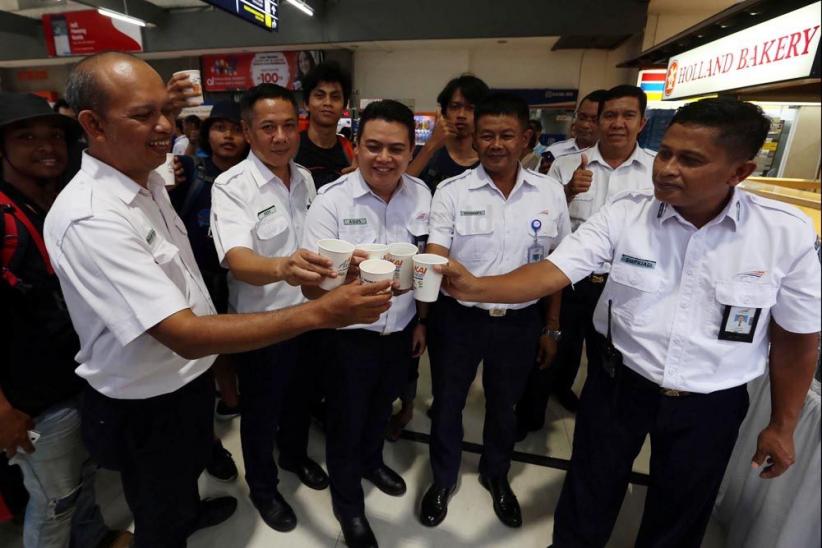 KAI Bagikan 50.000 Gelas Kopi untuk Penumpang - Bagian 2