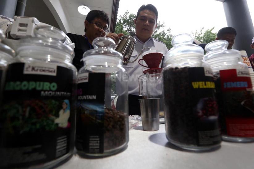 KAI Bagikan 50.000 Gelas Kopi untuk Penumpang - Bagian 3