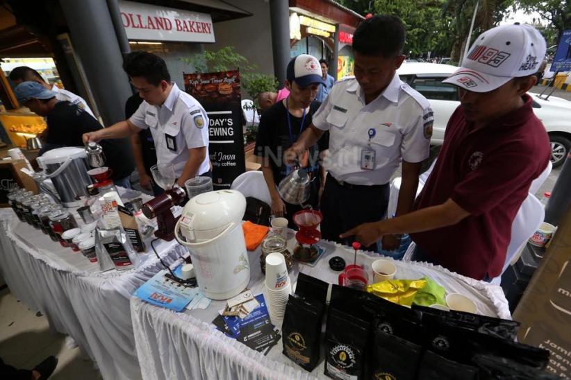 KAI Bagikan 50.000 Gelas Kopi untuk Penumpang - Bagian 7
