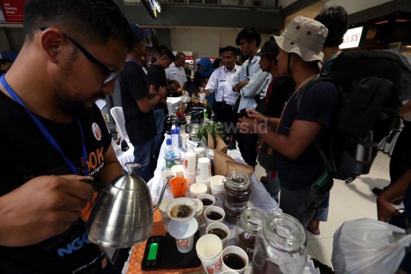 KAI Bagikan 50.000 Gelas Kopi untuk Penumpang - Bagian 5