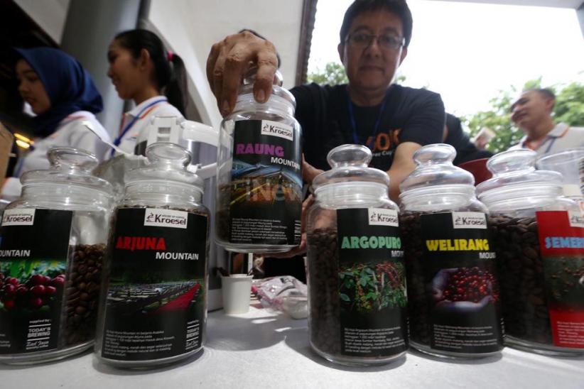 KAI Bagikan 50.000 Gelas Kopi untuk Penumpang - Bagian 6