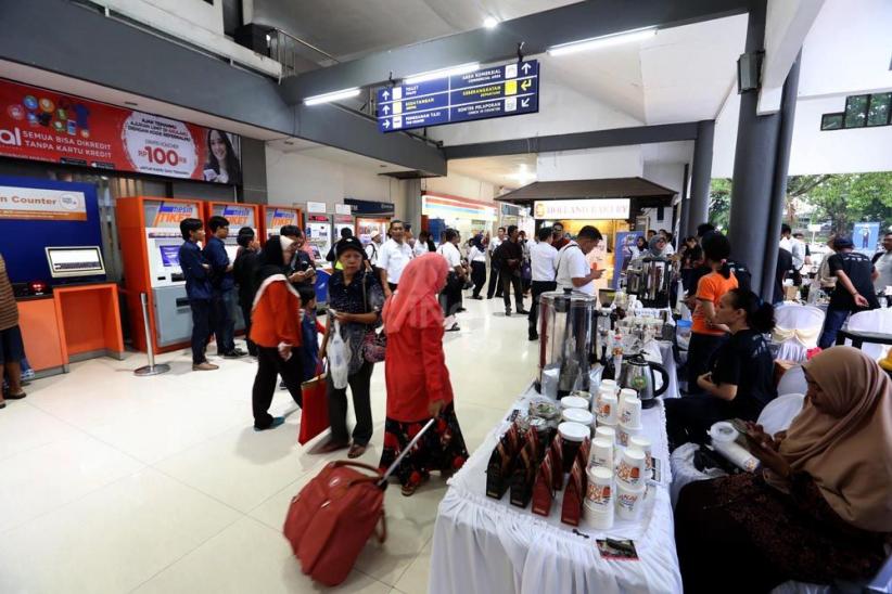 KAI Bagikan 50.000 Gelas Kopi untuk Penumpang - Bagian 4