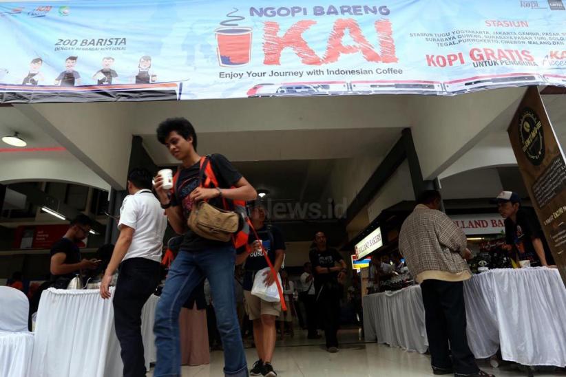 KAI Bagikan 50.000 Gelas Kopi untuk Penumpang - Bagian 8