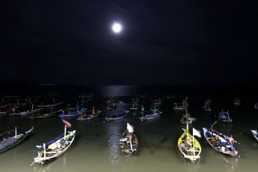 Melihat Keindahan Super Blue Blood Moon di Pantai Kenjeran Surabaya - Bagian 1