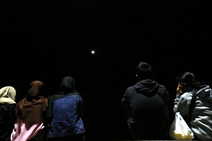 Melihat Keindahan Super Blue Blood Moon di Pantai Kenjeran Surabaya - Bagian 2