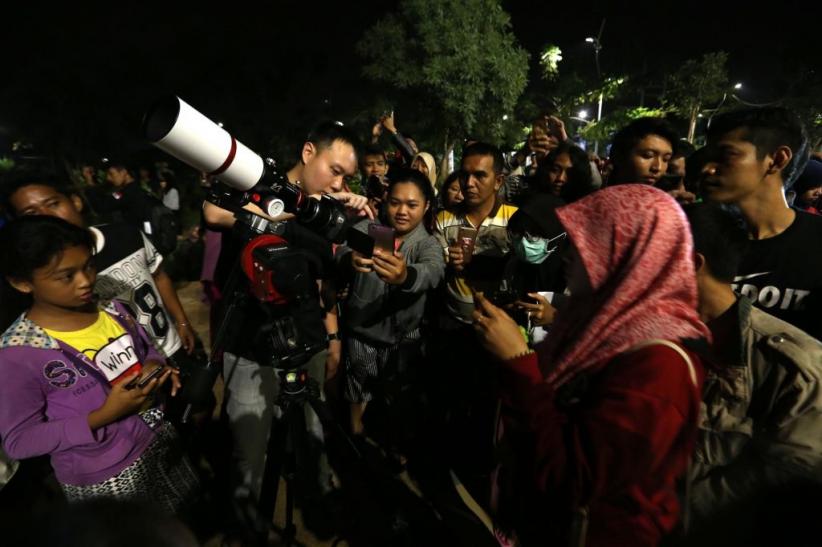 Melihat Keindahan Super Blue Blood Moon di Pantai Kenjeran Surabaya - Bagian 6