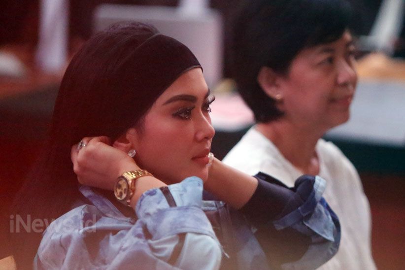 Jadi Saksi Kasus First Travel, Syahrini Pakai Jam Rolex Rp20 M - Bagian 2