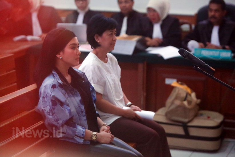 Jadi Saksi Kasus First Travel, Syahrini Pakai Jam Rolex Rp20 M - Bagian 3