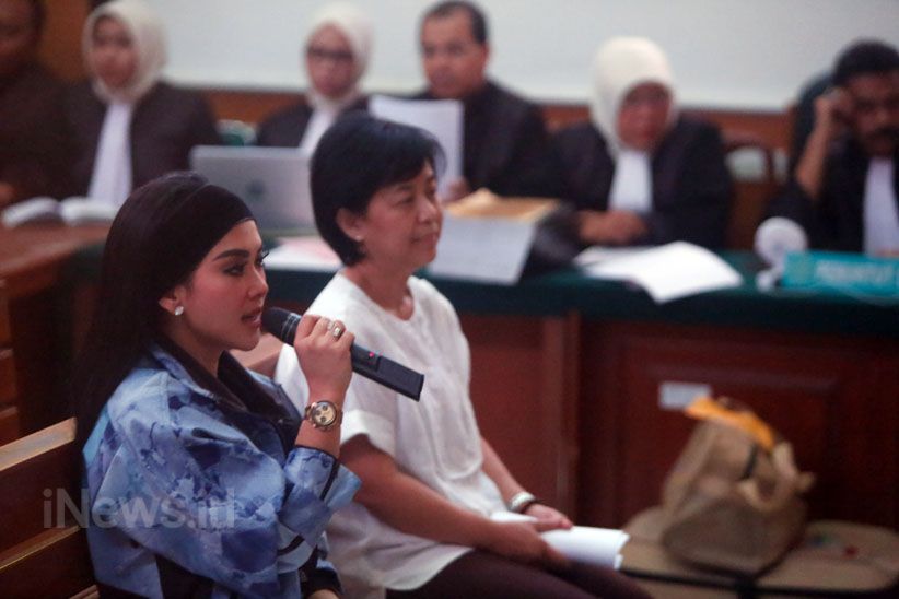 Jadi Saksi Kasus First Travel, Syahrini Pakai Jam Rolex Rp20 M - Bagian 4