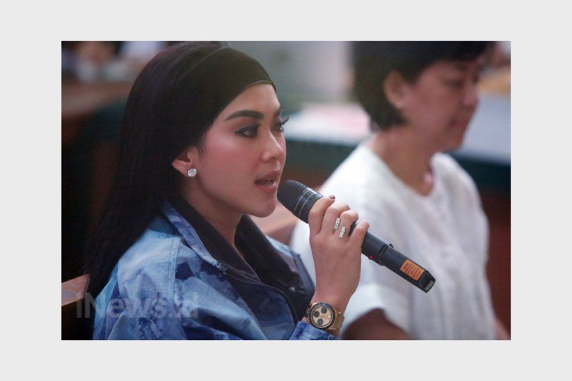 Jadi Saksi Kasus First Travel, Syahrini Pakai Jam Rolex Rp20 M - Bagian 1