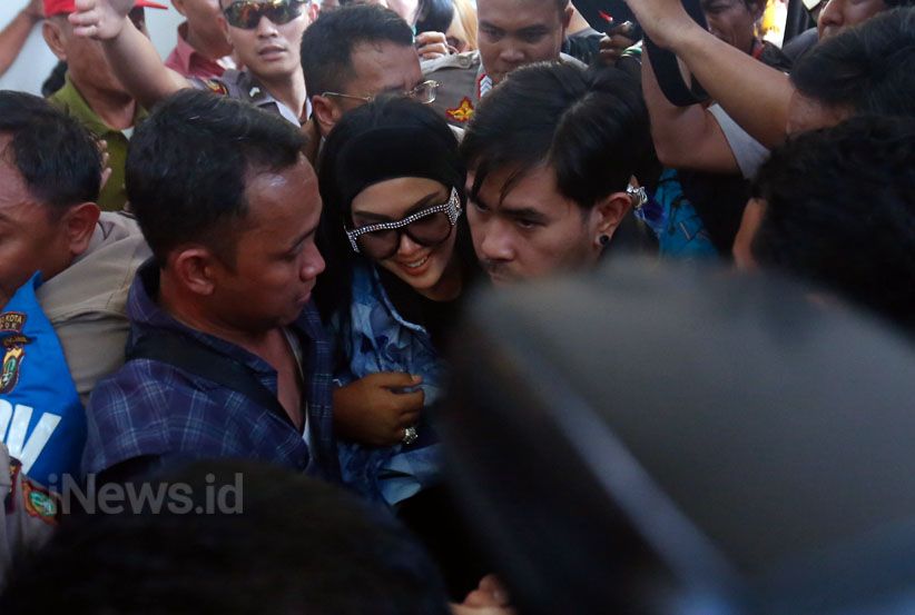 Syahrini Jalani Sidang Kasus First Travel - Bagian 6