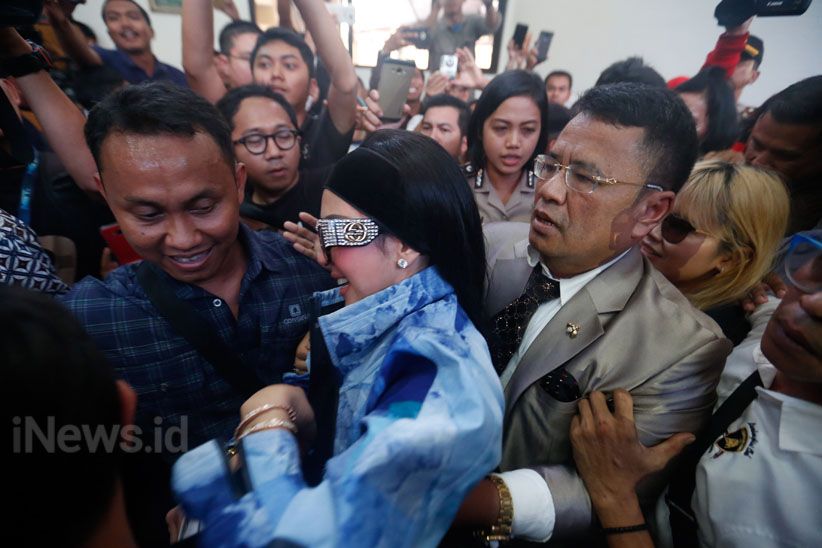 Syahrini Jalani Sidang Kasus First Travel - Bagian 7