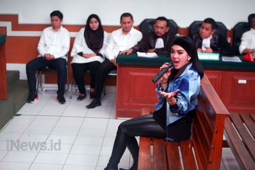 Syahrini Jalani Sidang Kasus First Travel - Bagian 1