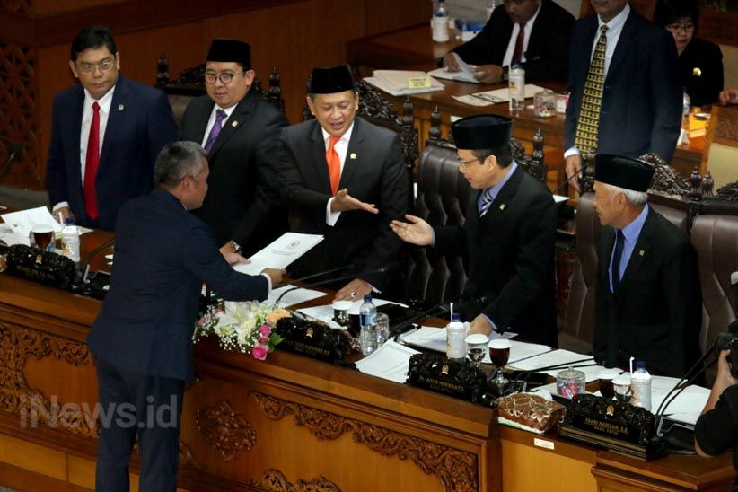 Paripurna DPR Sahkan Perry Warjiyo sebagai Gubernur BI - Bagian 6