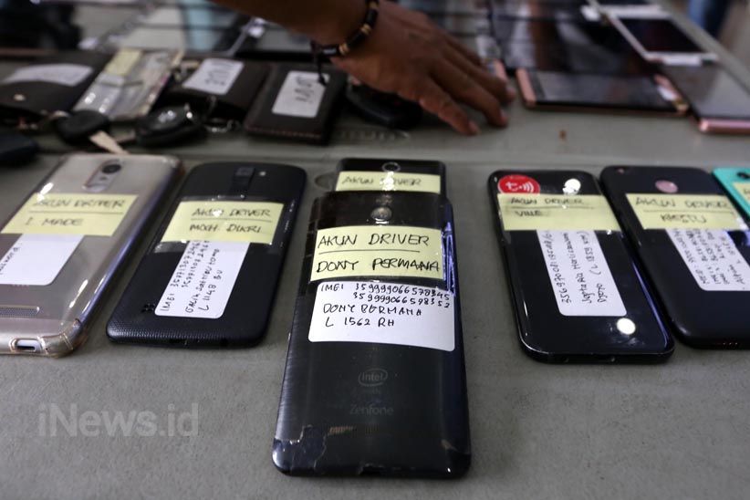 Bawa 'Tuyul', 16 Driver Taksi Online Ditangkap Aparat Polrestabes Surabaya - Bagian 5