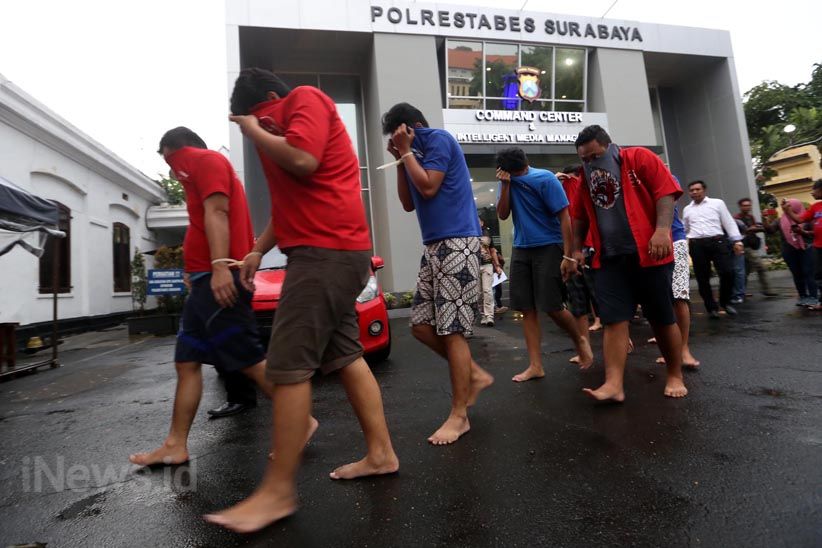 Bawa 'Tuyul', 16 Driver Taksi Online Ditangkap Aparat Polrestabes Surabaya - Bagian 6