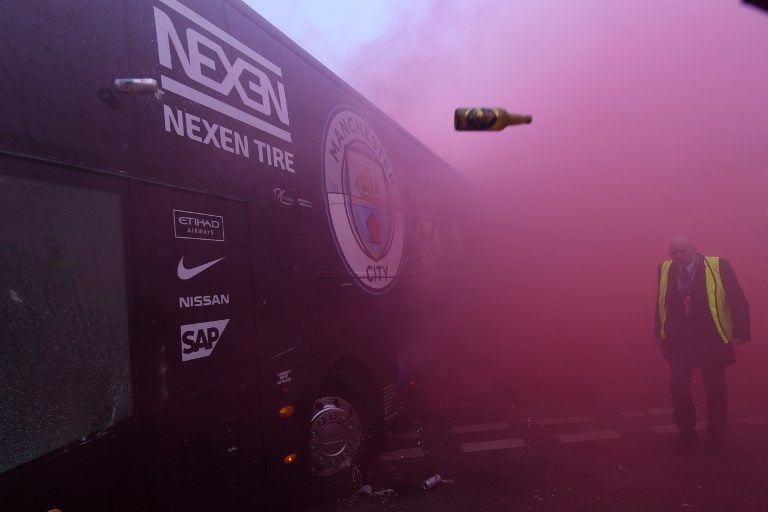 Bus Manchester City Dilempari Botol oleh Suporter Liverpool - Bagian 1
