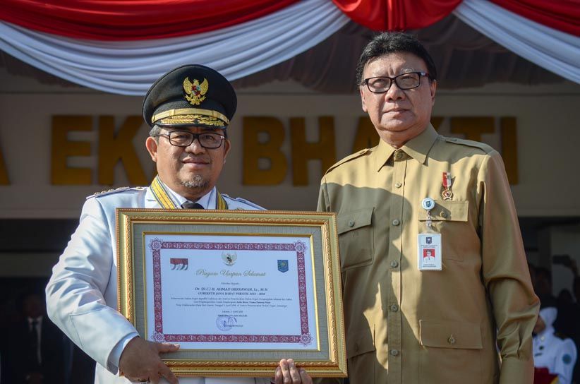 Tepati Janji Kampanye, Aher Dianugerahi Tanda Kehormatan - Bagian 1