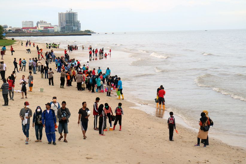 Warga Balikpapan Gotong Royong Bersihkan Pantai Kilang Mandiri - Bagian 1