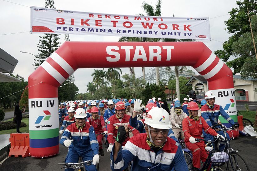 1.129 Pekerja Pertamina Cilacap 'Bike to Work' Dapat Rekor Muri - Bagian 1
