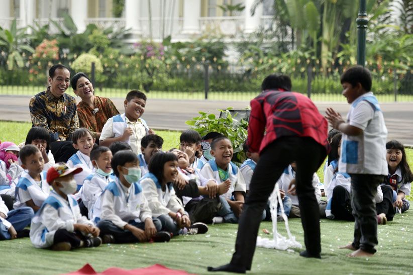 Sambil Lesehan, Jokowi dan Anak-Anak Penderita Kanker Nonton Sulap - Bagian 1