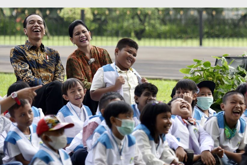 Sambil Lesehan, Jokowi dan Anak-Anak Penderita Kanker Nonton Sulap - Bagian 2