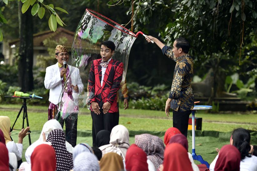 Sambil Lesehan, Jokowi dan Anak-Anak Penderita Kanker Nonton Sulap - Bagian 4