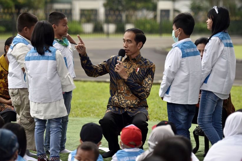 Sambil Lesehan, Jokowi dan Anak-Anak Penderita Kanker Nonton Sulap - Bagian 3