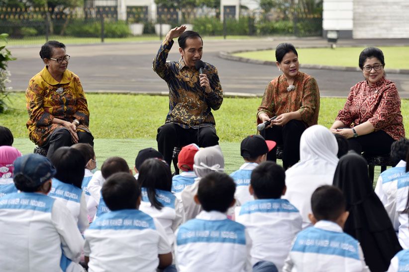 Sambil Lesehan, Jokowi dan Anak-Anak Penderita Kanker Nonton Sulap - Bagian 5