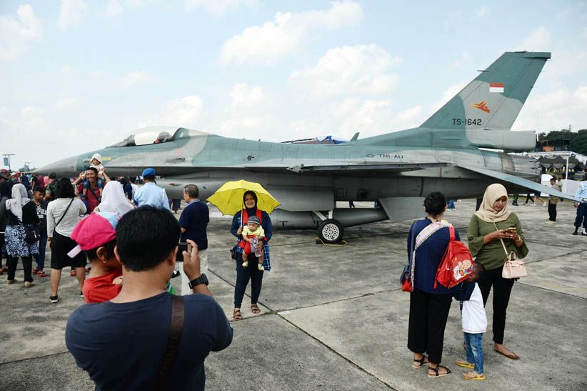 Atraksi Jupiter Aerobatic Team Ramaikan Pesta Rakyat TNI AU - Bagian 3