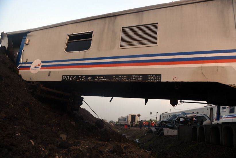 Kereta Tabrak Truk Trailer di Ngawi, Masinis Tewas - Bagian 6