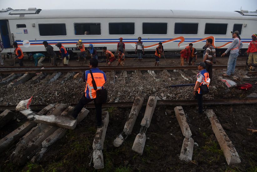 Kereta Tabrak Truk Trailer di Ngawi, Masinis Tewas - Bagian 4