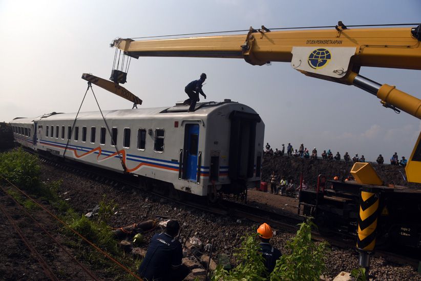 Kereta Tabrak Truk Trailer di Ngawi, Masinis Tewas - Bagian 3