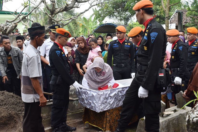 Masinis Korban Tabrakan Kereta Vs Truk Dimakamkan di Madiun - Bagian 1