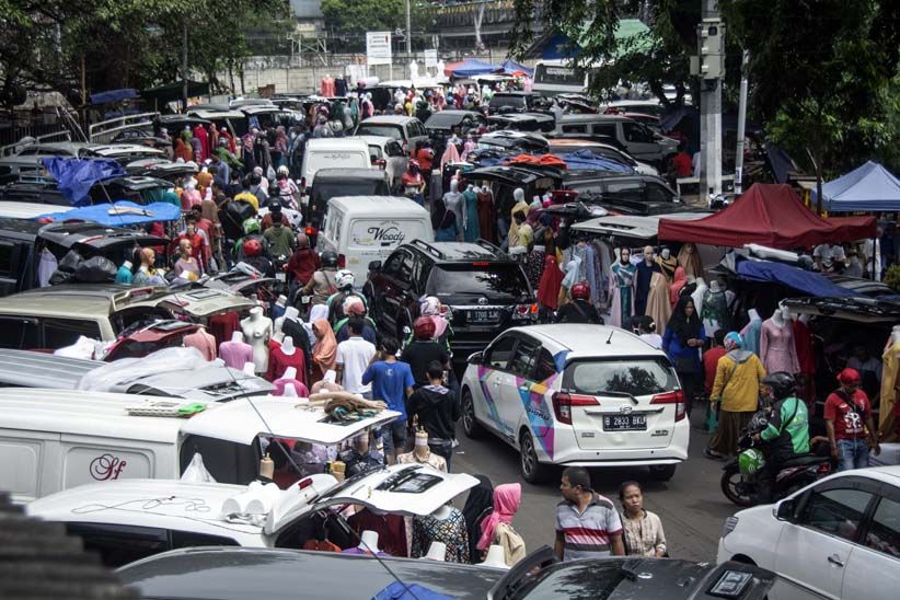 Pedagang Pasar Tasik Tanah Abang Berjualan Pakai Mobil di Bahu Jalan  - Bagian 1