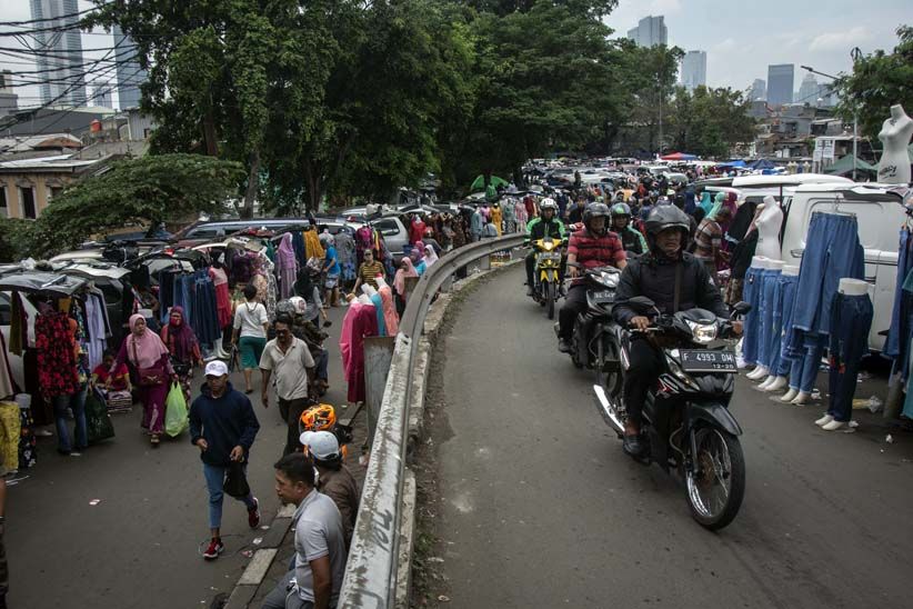 Pedagang Pasar Tasik Tanah Abang Berjualan Pakai Mobil di Bahu Jalan  - Bagian 3