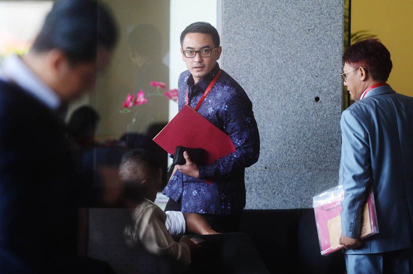 Gubernur Jambi Zumi Zola Diperiksa KPK sebagai Tersangka - Bagian 1