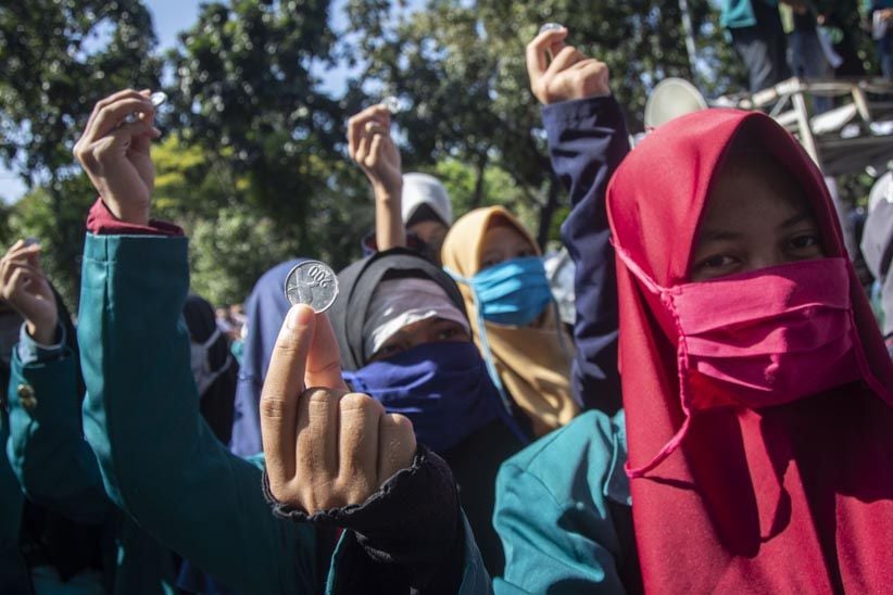 Tolak Kenaikan Harga BBM, Ratusan Mahasiswa Dorong Motor  - Bagian 2