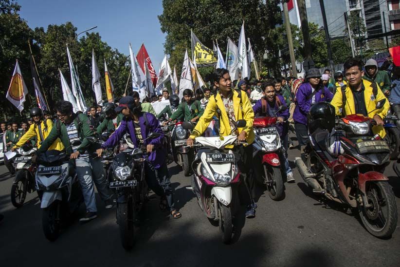 Tolak Kenaikan Harga BBM, Ratusan Mahasiswa Dorong Motor  - Bagian 1