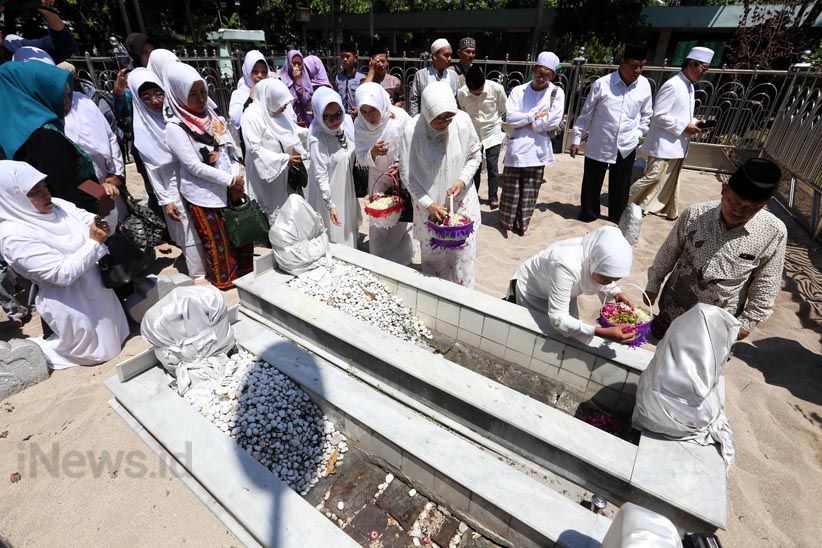 Jelang Debat Pilgub Jatim, Khofifah Ziarah Makam Sunan Ampel  - Bagian 2