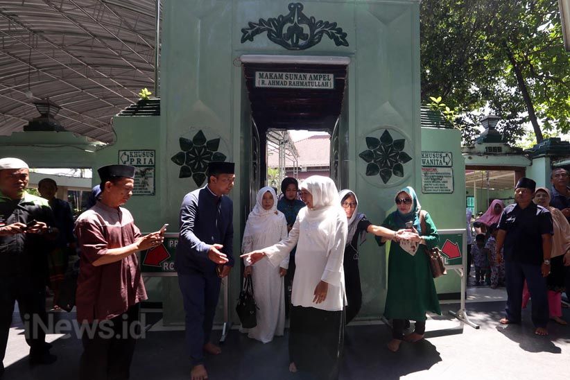 Jelang Debat Pilgub Jatim, Khofifah Ziarah Makam Sunan Ampel  - Bagian 5