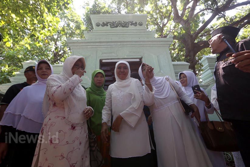 Jelang Debat Pilgub Jatim, Khofifah Ziarah Makam Sunan Ampel  - Bagian 7
