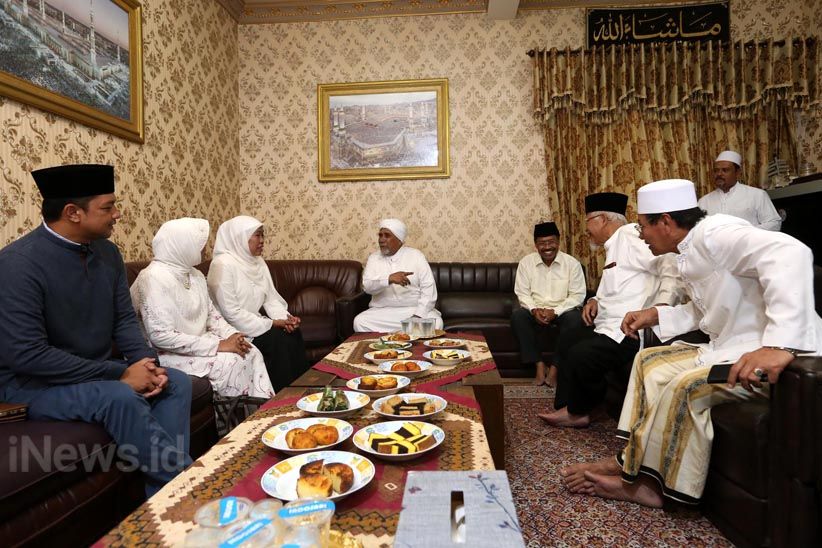 Jelang Debat Pilgub Jatim, Khofifah Ziarah Makam Sunan Ampel  - Bagian 6
