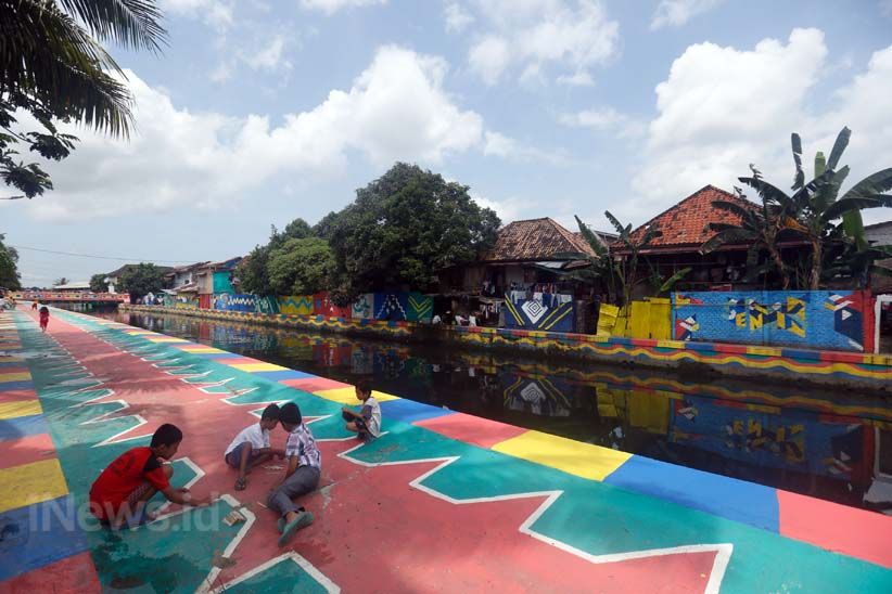 Warna-Warni Tepi Sungai Sekanak Jadi Destinasi Wisata - Bagian 6