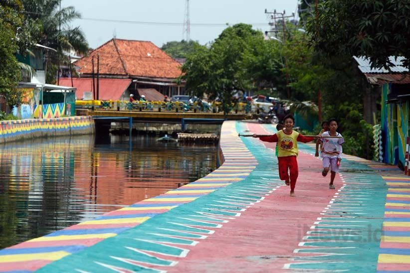 Warna-Warni Tepi Sungai Sekanak Jadi Destinasi Wisata - Bagian 8