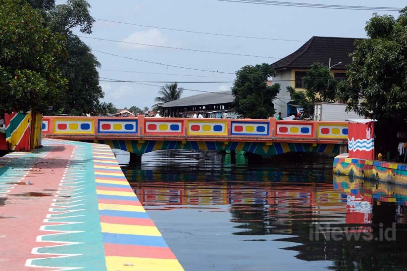Warna-Warni Tepi Sungai Sekanak Jadi Destinasi Wisata - Bagian 9